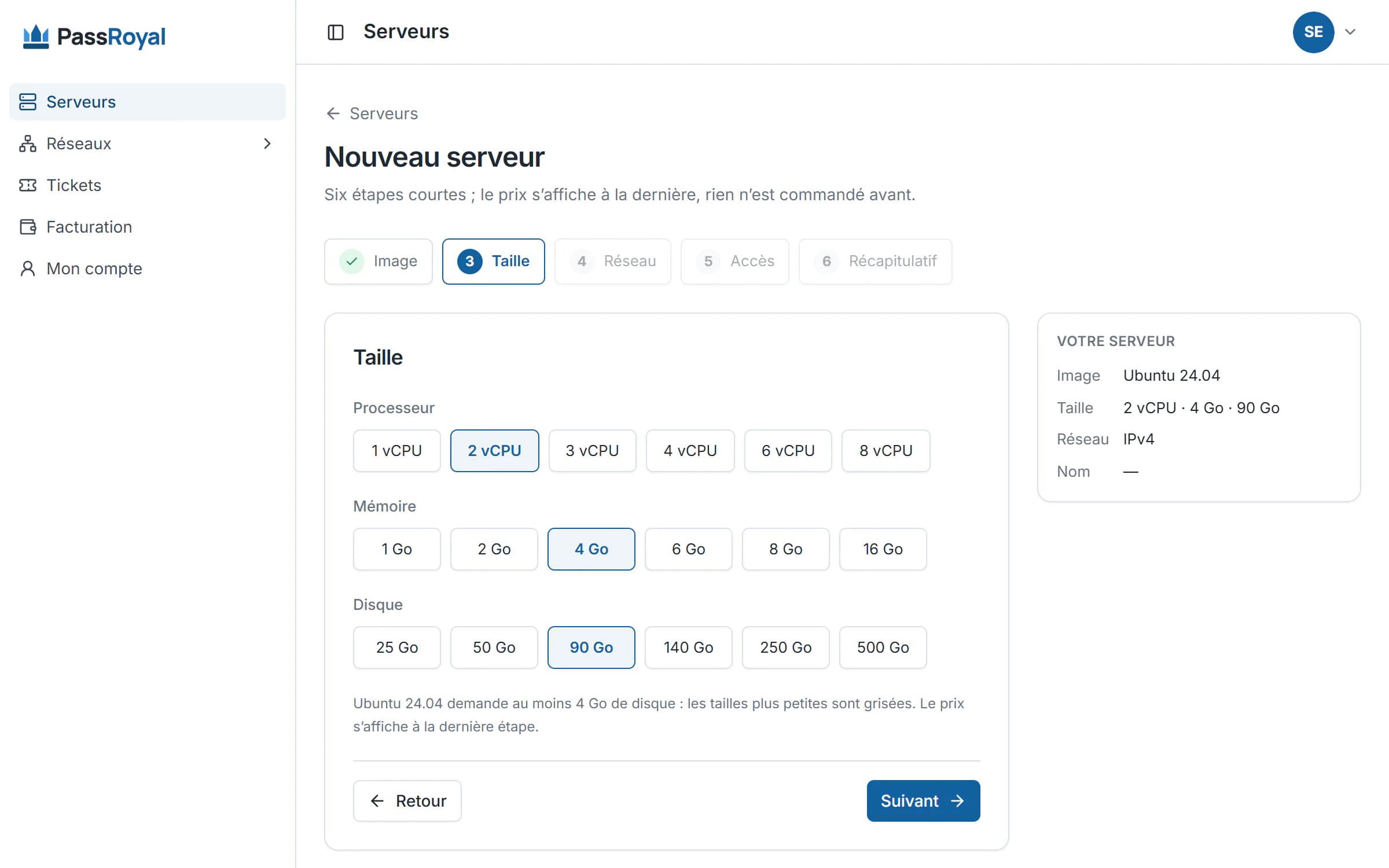 Le formulaire de commande de PassRoyal à l’étape Taille : le processeur, la mémoire et le disque se choisissent parmi les valeurs proposées, le résumé du serveur à droite.