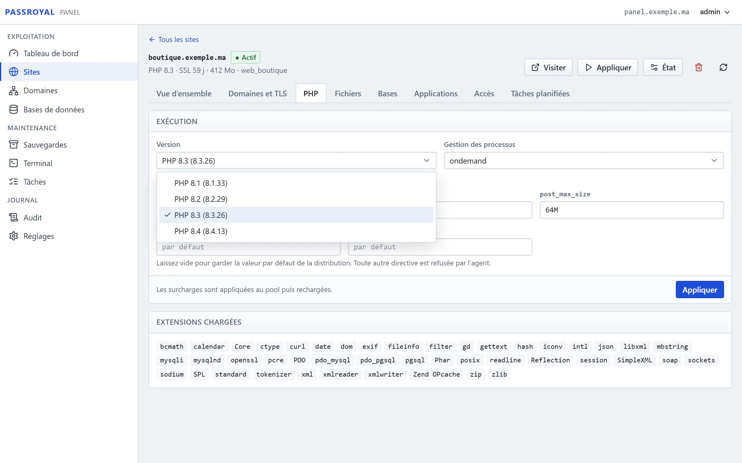 La page d’un site dans Passroyal Panel, onglet PHP : la liste des versions ouverte, de PHP 8.1 à PHP 8.4, au-dessus des extensions chargées.
